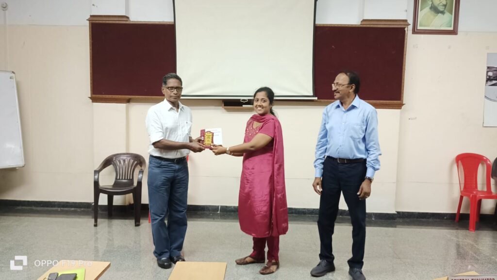 General Evaluator presenting the Best Evaluator award at Trivandrum Toastmasters Meeting 633