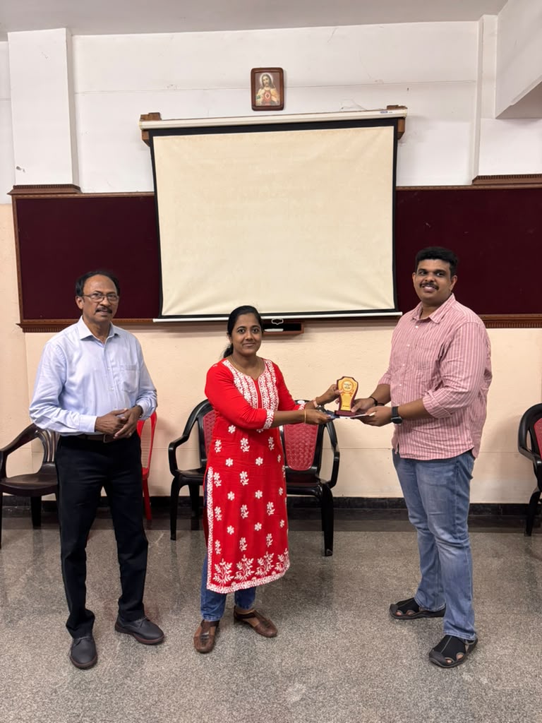 TMOD TM Reena presenting the Best Speaker award to TM Vivek at the Stronger than Yesterday meeting